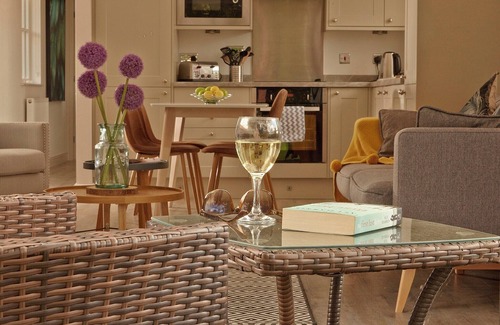 Rookley Cottage | Situated around the lake.