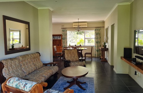 Gordons Bay Central House | Situated in the heart of the Cape an ideal seaside holiday home