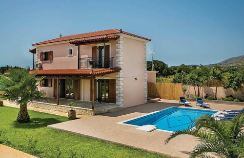 Skala Villa | Situated just on the outskirts of Skala village