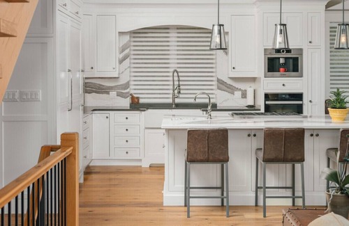 Dorset House | Situated onto the peaceful shores of Trading Bay located on Lake of Bays
