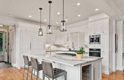 Dorset House | Situated onto the peaceful shores of Trading Bay located on Lake of Bays