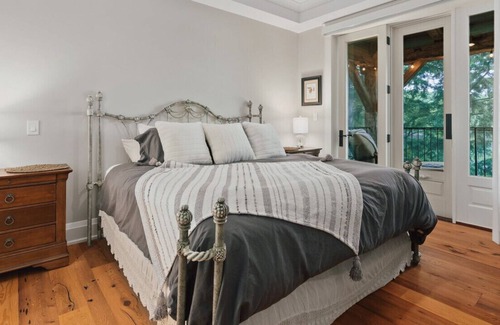 Dorset House | Situated onto the peaceful shores of Trading Bay located on Lake of Bays