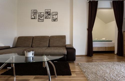 Pecs Apartment | Six Corners - Bright Corner