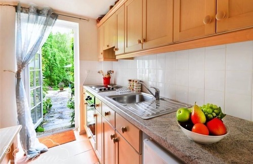 Upwey Cottage | SIXPENNY COTTAGE, family friendly, with a garden in Upwey