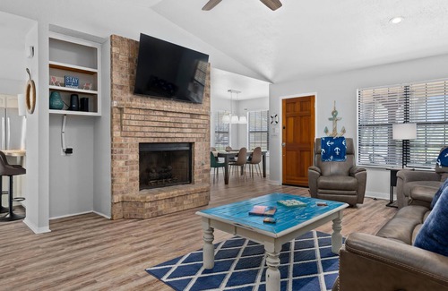 Rockport House | Sixteen Oaks | Pet Friendly, Pool, Tiki Bar, Games