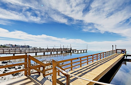 South Padre Island Condo | Sixth floor bayside condo with pool & hot tub access, central AC