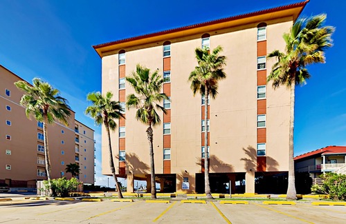 South Padre Island Condo | Sixth floor bayside condo with pool & hot tub access, central AC