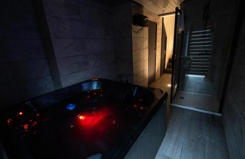 Hillrise Apartment | Sizzling London Studio with Jacuzzi & Private Bath