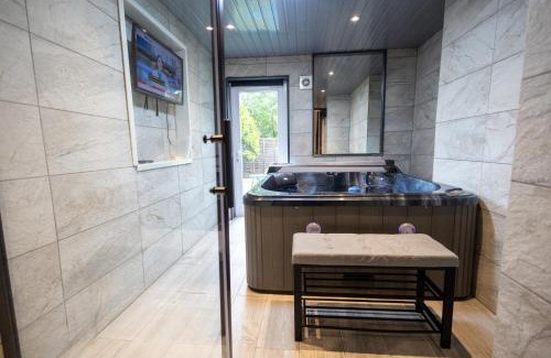Hillrise Apartment | Sizzling London Studio with Jacuzzi & Private Bath