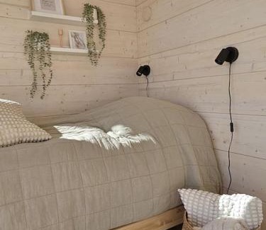 Vaala Ski Chalet | Skandinaavinen mökki rannalla