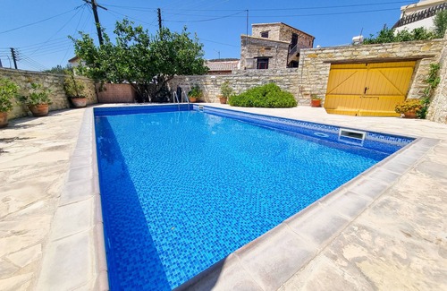 Skarinou Apartment | Skarinou Village Poolside Escape Studio