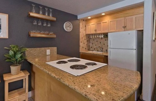 Mammoth Lakes Cabin | Ski Cabin - Steps to Mammoth Village!