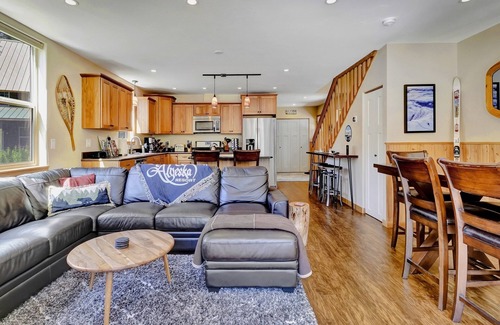 Girdwood House | Ski Chalet with hot tub, sauna & fire pit, walking distance to brewery and food!