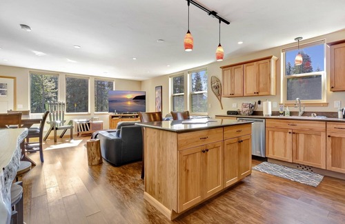 Girdwood House | Ski Chalet with hot tub, sauna & fire pit, walking distance to brewery and food!