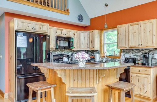 North Conway Cabin | Ski, Hike & Fish: Chalet w/Hot Tub in Conway