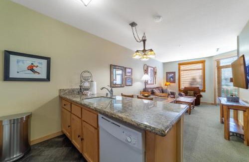 Mammoth Lakes House | Ski in/Out 1B/1BA w/View - Pool, Jacuzzi, Parking
