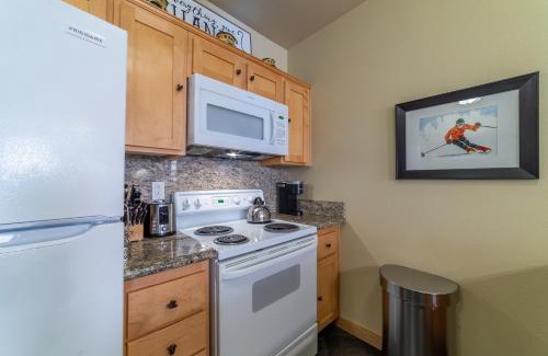 Mammoth Lakes House | Ski in/Out 1B/1BA w/View - Pool, Jacuzzi, Parking