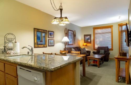 Mammoth Lakes House | Ski in/Out 1B/1BA w/View - Pool, Jacuzzi, Parking