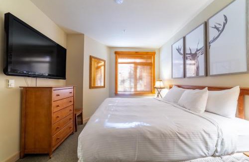 Mammoth Lakes House | Ski in/Out 1B/1BA w/View - Pool, Jacuzzi, Parking