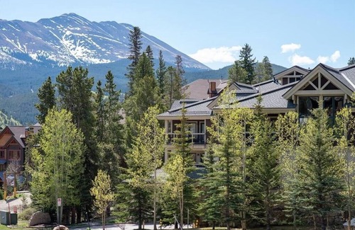 Four O'Clock Condo | Ski In/out cabin style condo
