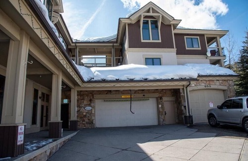 Four O'Clock Condo | Ski In/out cabin style condo