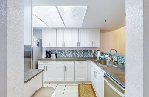 Mammoth Lakes Condo | Ski-in/out condo with mountain view, private hot tub, deck & fireplace