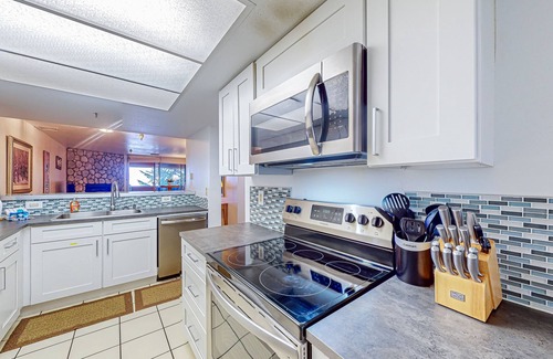 Mammoth Lakes Condo | Ski-in/out condo with mountain view, private hot tub, deck & fireplace