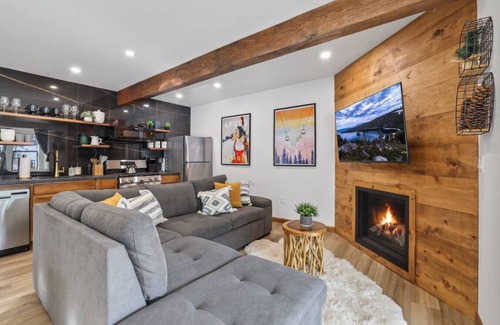 Tahoe Village House | Ski In/Out | Hot Tub & Slopeside Views | Sleeps 4