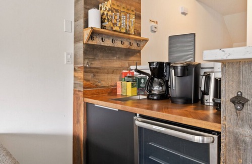 The Blue Mountains Apartment | Ski In/Out Steps to Village