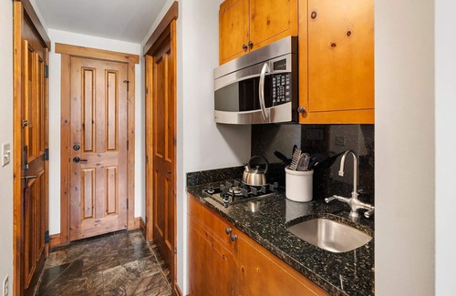 Stowe Area Apartment | Ski in/out Studio at Lodge at Spruce Peak