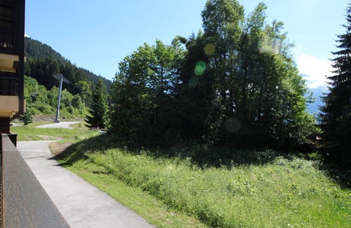 Les Carroz-d'Araches Apartment | Ski-In/Ski-Out 2-Room Apartment for 6 with Terrace, Close to Village and Amenities