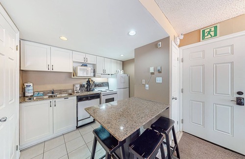 Craigleith Condo | Ski-in/ski-out, dog-friendly studio with pool/hot tub/tennis access - near beach