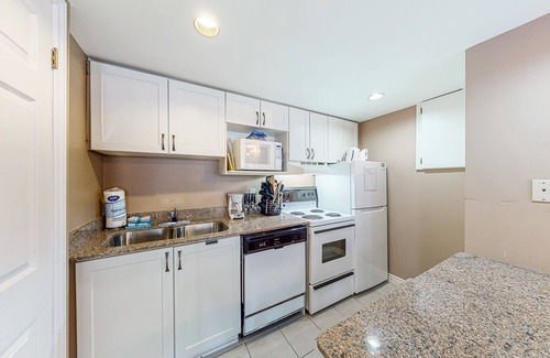 Craigleith Condo | Ski-in/ski-out, dog-friendly studio with pool/hot tub/tennis access - near beach