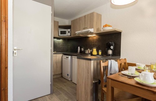 Meribel-Mottaret Apartment | Ski-in/ski-out & foot of the slopes, balcony, tv, ski locker, 40m², Méribel-Mottaret