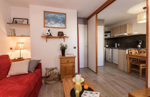 Meribel-Mottaret Apartment | Ski-in/ski-out & foot of the slopes, balcony, tv, ski locker, 40m², Méribel-Mottaret