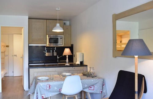 Meribel Centre Apartment | Ski-in/ski-out & foot of the slopes, 4th floor, balcony, ski locker, 27m², Méribel