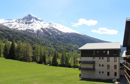 Lanslevillard Apartment | Ski-In/Ski-Out Apartment for 4 with Balcony and Parking in Val Cenis