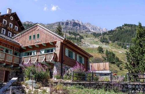 Val-d'Isere Ski Chalet | Ski-in/ski-out chalet with pool and sauna in Val-d'Isère