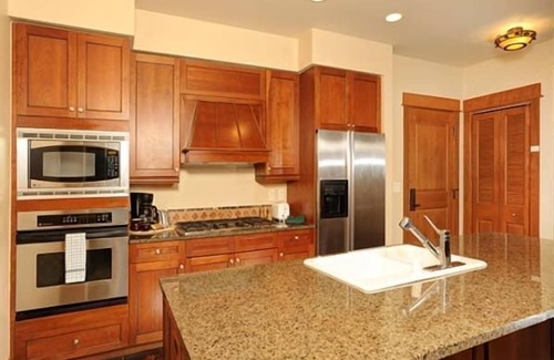 River Run Condo | Ski-in/Ski-out Condo + Fireplace + Shared Hot Tub