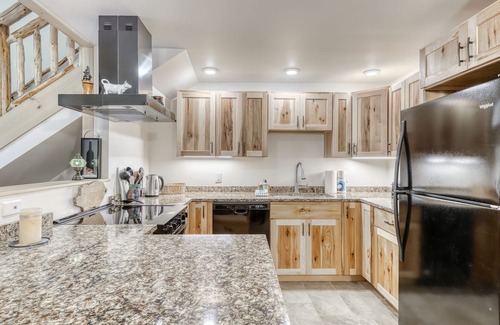 Warren Condo | Ski-In/Ski-Out Condo w/Shared, Seasonal Pool, Fast WiFi, Gas Fireplace, & Loft