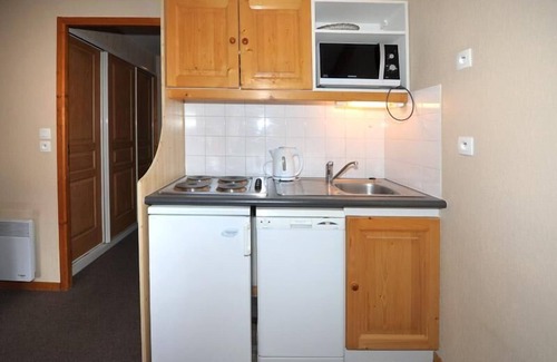 Les Bruyeres Apartment | Ski-in/ski-out & foot of the slopes, 11st floor, balcony, tv, ski locker, 30m², Les Menuires