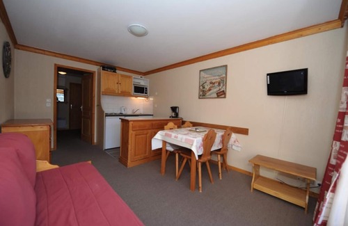 Les Bruyeres Apartment | Ski-in/ski-out & foot of the slopes, 11st floor, balcony, tv, ski locker, 30m², Les Menuires