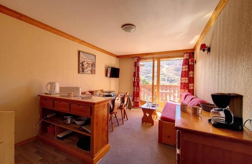 Les Bruyeres Apartment | Ski-in/ski-out & foot of the slopes, 11st floor, balcony, tv, ski locker, 30m², Les Menuires