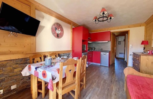 Les Bruyeres Apartment | Ski-in/ski-out & foot of the slopes, 12nd floor, balcony, tv, ski locker, 30m², Les Menuires