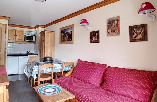 Les Bruyeres Apartment | Ski-in/ski-out & foot of the slopes, 3rd floor, balcony, tv, ski locker, 25m², Les Menuires