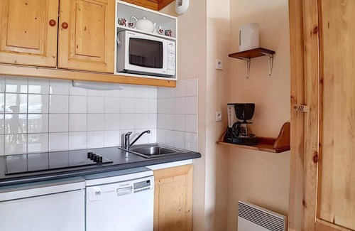 Les Bruyeres Apartment | Ski-in/ski-out & foot of the slopes, 3rd floor, balcony, tv, ski locker, 25m², Les Menuires