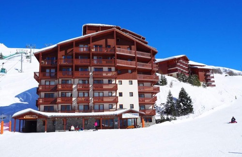 Les Bruyeres Apartment | Ski-in/ski-out & foot of the slopes, 3rd floor, balcony, tv, ski locker, 25m², Les Menuires