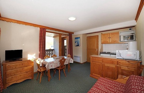 Les Bruyeres Apartment | Ski-in/ski-out & foot of the slopes, 2nd floor, balcony, tv, ski locker, 40m², Les Menuires