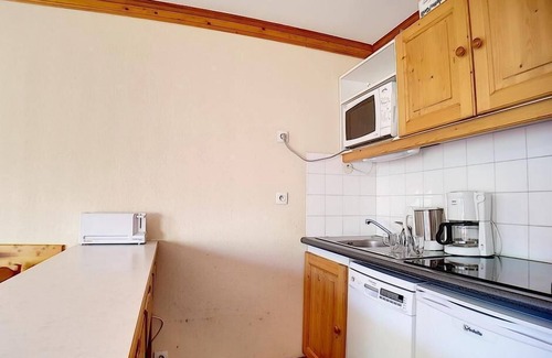 Les Bruyeres Apartment | Ski-in/ski-out & foot of the slopes, 7th floor, balcony, tv, ski locker, 30m², Les Menuires