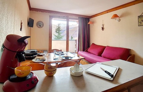 Les Bruyeres Apartment | Ski-in/ski-out & foot of the slopes, 7th floor, balcony, tv, ski locker, 30m², Les Menuires